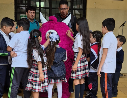Niños interactuando con Recicloso